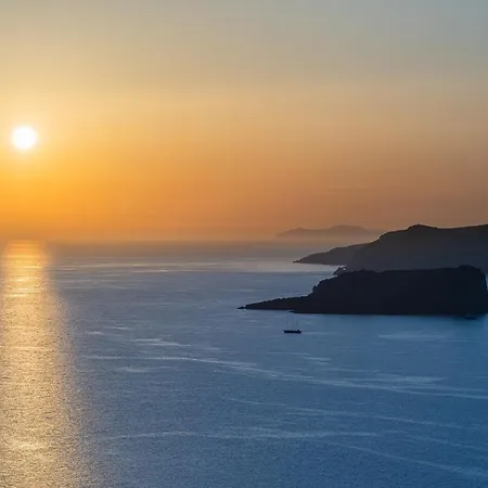 Golden Sunrise In Santorini Камари