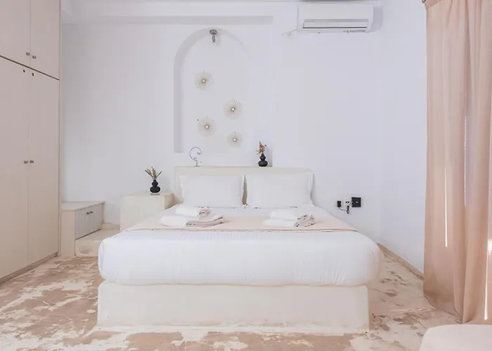 Golden Sunrise In Santorini Aparthotel