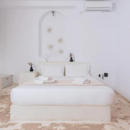 Golden Sunrise In Santorini Aparthotel